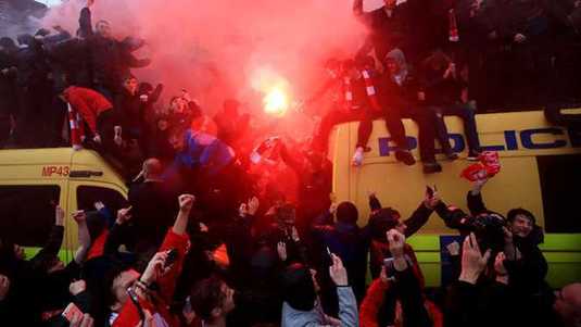 VIDEO | Haos pe străzile din Liverpool înainte de meciul cu AS Roma. Fanii au aprins torţe şi au dansat în ploaie!