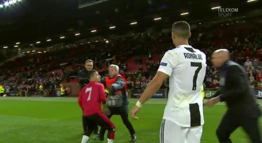 FOTO + VIDEO | Incredibil! Ce a făcut Ronaldo după ce un fan a intrat pe teren ca să îi ceară tricoul 