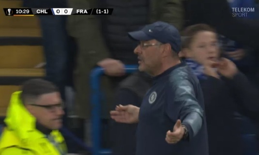 VIDEO | Decizie discutabilă luată de Ovidiu Haţegan în timpul meciului Chelsea - Eintracht. Maurizio Sarri s-a enervat şi i-a cerut explicaţii