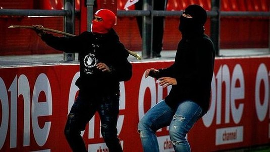 VIDEO | Scene de coşmar la un meci de Youth League. Atac sângeros al fanilor huligani de la Olympiacos