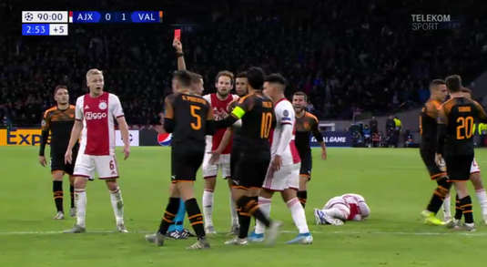 VIDEO | Final încins la Ajax - Valencia! Un jucător al oaspeţilor a fost eliminat după ce şi-a lovit un adversar cu capul în gură