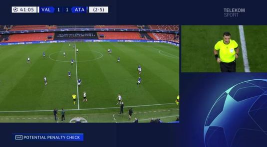 VIDEO Ovidiu Haţegan a dictat două penalty-uri în prima repriză a meciului Valencia - Atalanta