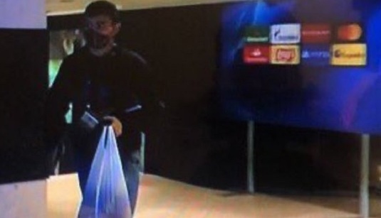 FOTO | Imagini surprinzătoare cu o vedetă de la FC Barcelona. A venit la meci cu o sacoşă de supermarket şi a plecat cu taxiul de la stadion