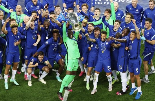 VIDEO Chelsea a primit trofeul Ligii Campionilor de la preşedintele UEFA. Azpilicueta a fost primul care l-a ridicat deasupra capului