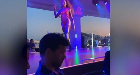 VIDEO | Michael Ballack a ignorat total două fete sexy care dansau lângă el. :) Finala Champions League a fost mult mai importantă pentru el