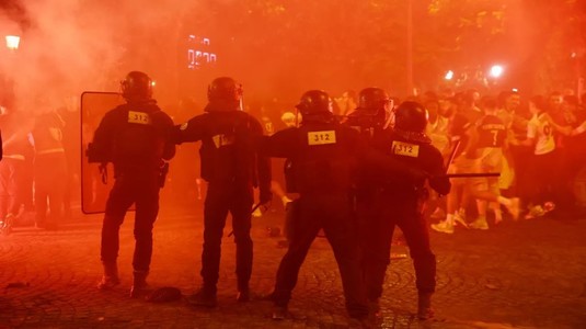 Haos în Franţa. O maşină a intrat într-un grup de persoane, un magazin a fost jefuit, iar unele vehicule au fost incendiate după victoria PSG-ului