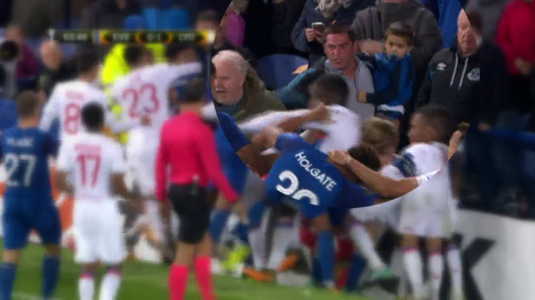 VIDEO | Imagini nebuneşti din Europa League. Un fan al lui Everton a sărit la bătaie deşi îşi ţinea copilul în braţe
