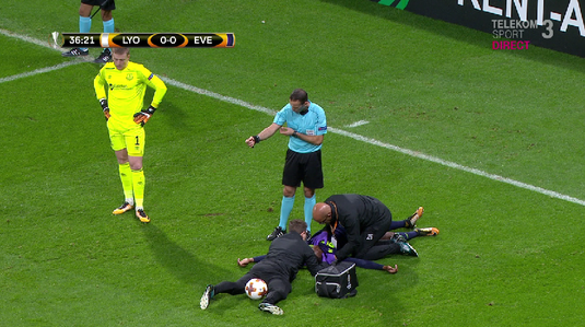 VIDEO | Accidentare gravă în Liga Europa. Meciul a fost oprit 7 minute pentru că jucătorul nu putea fi mişcat!