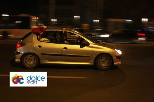 UPDATE / VIDEO / 500 de fani ai Stelei au sărbătorit victoria cu Chelsea în Piaţa Universităţii. Vezi imagini!