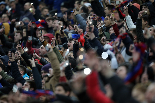 VIDEO | Imagini senzaţionale din cabina comentatorilor. Momentul în care toţi fanii de la FCSB - Lazio şi-au aprins telefoanele mobile