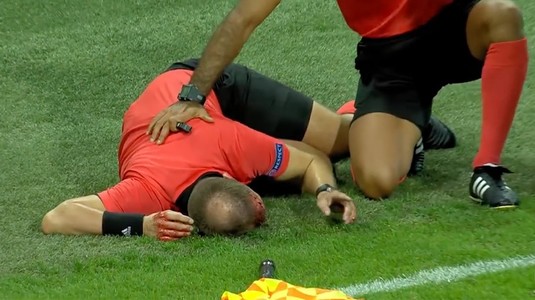 VIDEO | Momente îngrozitoare la un meci din Europa League! Un arbitru a fost umplut de sânge după ce a fost lovit de un obiect aruncat din tribune
