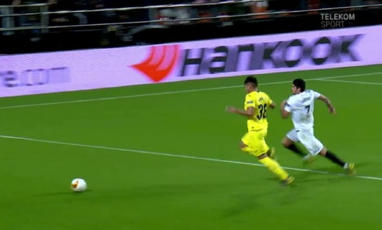 VIDEO | Valencia a deschis scorul dintr-o fază controversată în care a fost implicat Andrei Raţiu. Arbitrul s-a făcut că nu vede un fault în atac