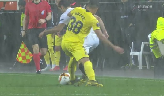 VIDEO | Gest lipsit de fair-play făcut de Andrei Raţiu în timpul meciului cu Valencia. Arbitrul i-a arătat cartonaş galben