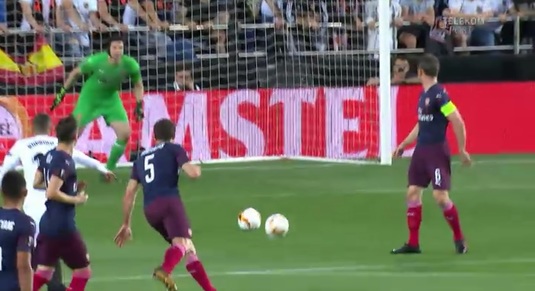 VIDEO | Petr Cech a crezut că vede dublu! Portarul lui Arsenal s-a trezit cu două mingi venind spre el. Moment incredibil pentru un asemenea nivel
