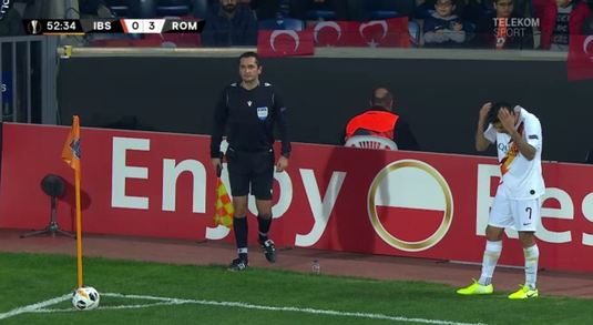 VIDEO | I-a spart capul cu o monedă şi l-a umplut de sânge! Haţegan a fost nevoit să întrerupă meciul Istanbul BB - Roma cinci minute 