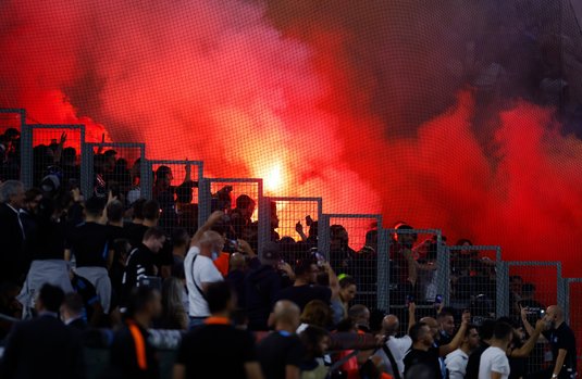 Fanii au făcut scandal la Marseille - Galatasaray. Muslera şi Payet au încercat să-i calmeze. Partida a fost întreruptă timp de 8 minute