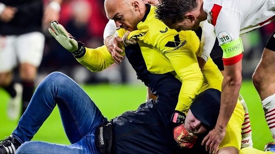 PSV Eindhoven i-a impus o interdicţie pe stadion de 40 de ani suporterului care l-a atacat pe portarul echipei FC Sevilla la meciul din Europa League