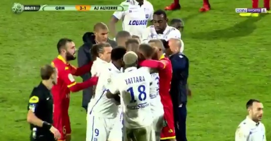 Situaţie incredibilă în Franţa! VIDEO | Doi jucători de la Auxerre, eliminaţi după ce s-au luat la bătaie între ei, în timpul meciului