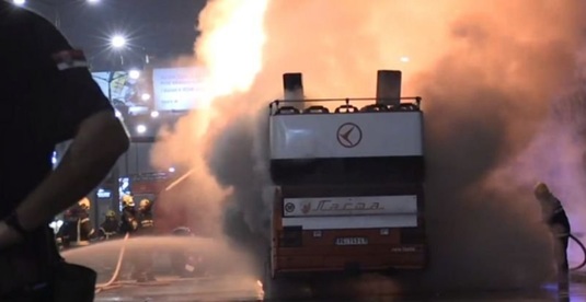 VIDEO | Scene de groază în Belgrad. Autocarul în care jucătorii Stelei Roşii sărbătoreau un nou titlu a fost cuprins de flăcări