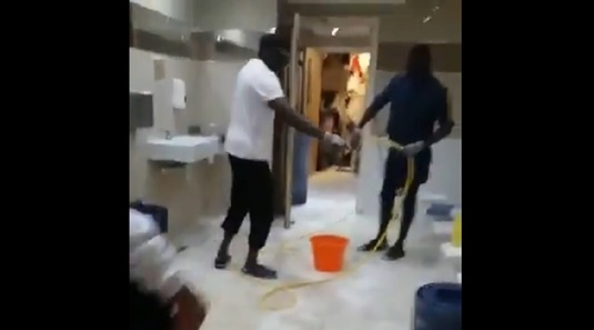 VIDEO | Câtă modestie! Sadio Mane, filmat în timp ce curăţa toaleta unei moschei