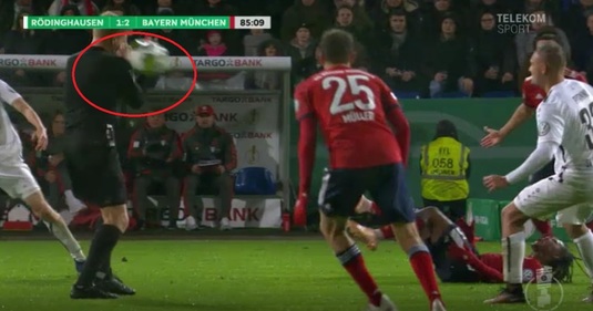 VIDEO AMUZANT | Arbitrul de la Rodinghausen - Bayern a primit o minge direct în faţă. Reacţia sa este superbă :)