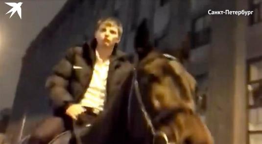 VIDEO SENZAŢIONAL | Arshavin s-a îmbătat într-un club de striptease şi a plecat călare pe cal. Poliţia l-a oprit pe motiv că n-a plătit ”cursa” :)