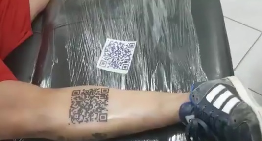VIDEO | Cel mai NEBUN fan din lume: şi-a tatuat un QR Code pe picior! Ce apare când îl scanezi cu telefonul :)
