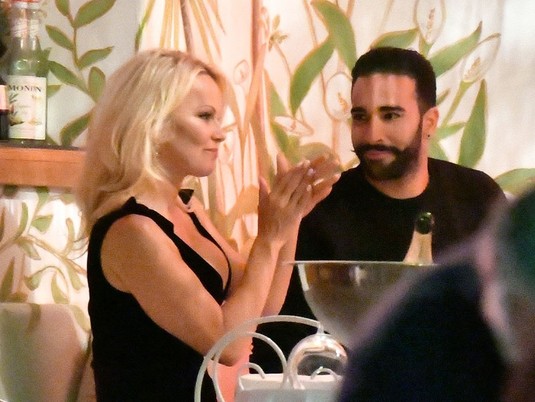 Pamela Anderson s-a despărţit oficial de Adil Rami. Secretul murdar pe care l-a aflat despre fundaşul lui Marseille