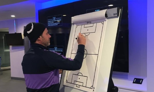 FOTO | Pochettino s-a despărţit de jucătorii echipei Tottenham cu un mesaj emoţionant. Ce le-a scris pe tablă