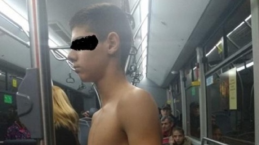 INCREDIBIL | Un băiat de 14 ani a fost dezbrăcat în autobuz de trei ultraşi. Pasagerii n-au intervenit