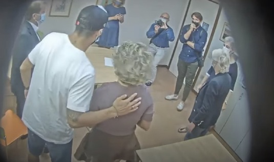 VIDEO | Au apărut imagini de la examenul fraudat de Luis Suarez. Ce se întâmplă în sala de examen