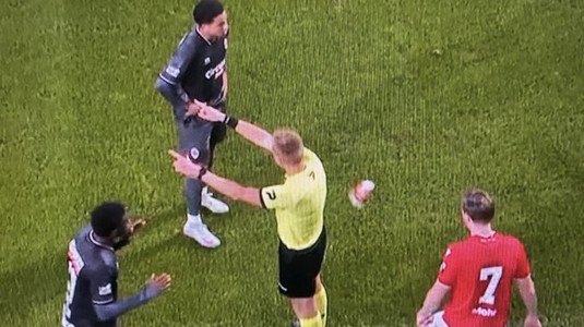 VIDEO | Meciul Standard Liege - Royal Antwerp, oprit după ce arbitrul a fost lovit cu un obiect din tribune!