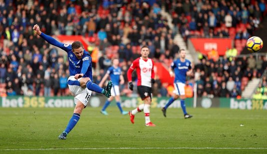 VIDEO | Gol senzaţional reuşit de Sigurdsson în Southampton - Everton. Mingea loveşte de trei ori barele porţii înainte să intre în plasă