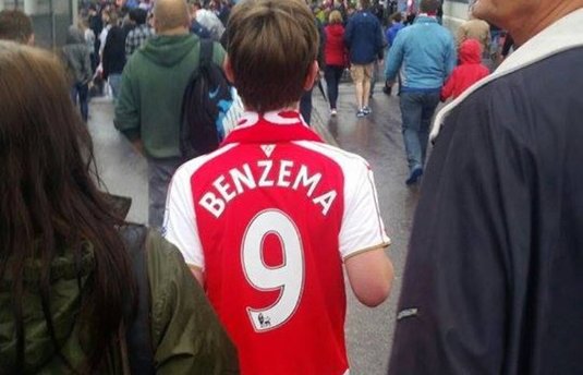S-a mai întâmplat şi în 2015 şi n-a ieşit bine! FOTO | Fanii lui Arsenal îşi cumpără deja tricouri cu un jucător care NU a semnat încă. Se face transferul?