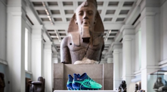 Cine se mai poate mândri cu aşa ceva? :) Ghetele lui Mohamed Salah, expuse la British Museum alături de obiecte din Egiptul antic