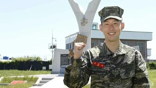 FOTO | Son şi-a terminat stagiul militar din Coreea de Sud! Fotbalistul lui Spurs a fost numit unul dintre cei mai buni soldaţi din unitate