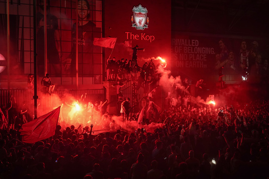 Sărbătoarea fanilor lui Liverpool şi a celor de la Leeds s-a terminat prost. 13 persoane au fost arestate