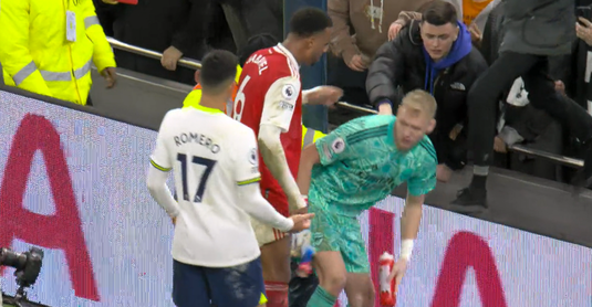 VIDEO | ”North London Derby” cu incidente la final. Un fan Tottenham l-a lovit cu piciorul în spate pe Ramsdale, portarul lui Arsenal