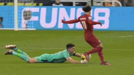 VIDEO | A uitat că nu este în careu. Portarul a luat mingea în mână la 30 de metri de poartă şi a fost eliminat direct. Faza zilei în Premier League