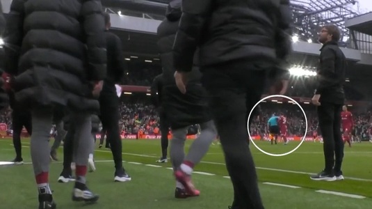 VIDEO | Un arbitru l-a lovit cu cotul în faţă pe Robertson, la pauza meciului cu Arsenal! Moment halucinant în Premier League: ”Nu am mai văzut aşa ceva”