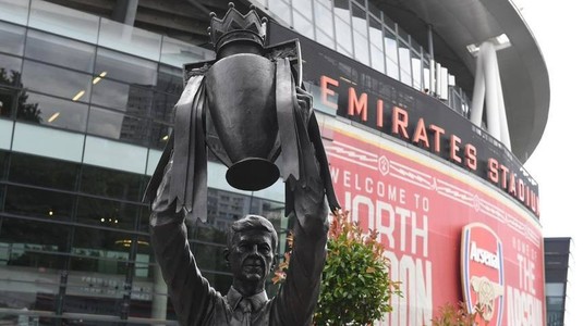 Arsene Wenger, idol pe Emirates. Arsenal i-a dedicat fostului mare antrenor o statuie în faţa stadionului