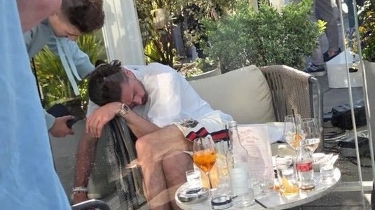 De nerecunoscut! Fostul star de la Manchester City a adormit într-un bar din cauza alcoolului: ”L-a doborât”