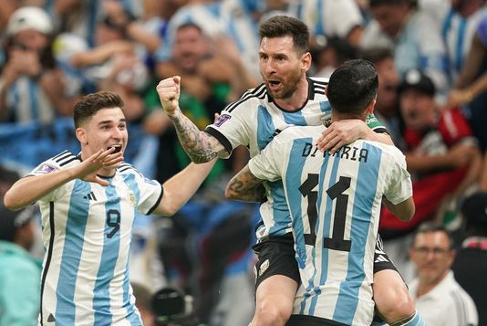 Pe urmele lui Julian Alvarez. Campionul mondial poate fi coleg la Manchester City cu un nou argentinian-minune