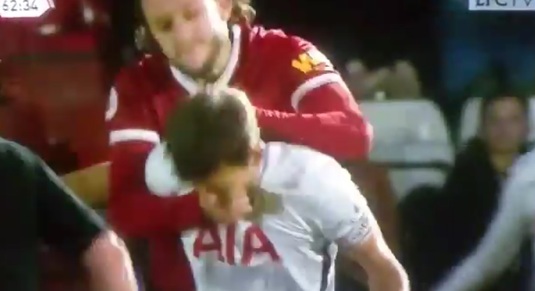 VIDEO | Imagini şocante! "Nu l-am văzut niciodată aşa!" Trimis să joace la "tineret", un star de la Liverpool a sugrumat un puşti de la Tottenham