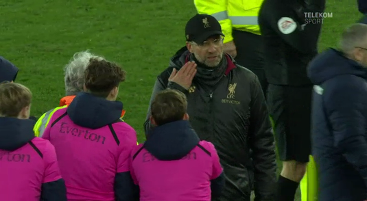 VIDEO | Jurgen Klopp, ironizat pe teren de un copil de mingi. Cum a reacţionat managerul lui Liverpool