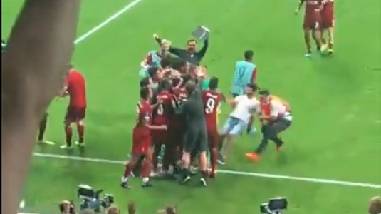 VIDEO | Liverpool a rămas şi fără portarul Adrian. Un suporter l-a accidentat, la Supercupa Europei