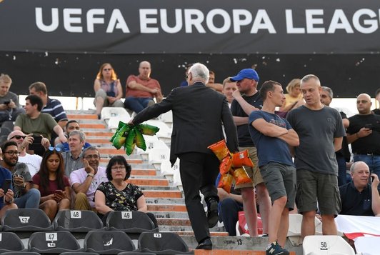 FOTO | Imaginea serii în Europa League: preşedintele lui Chelsea a împărţit chipsuri fanilor care au făcut deplasarea la Salonic