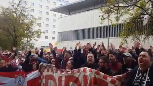 VIDEO | Fanii andaluzi protestează împotriva vânzării clubului. Imagini impresionante din faţa stadionului Ramon Sanchez Pizjuan: "Sevilla nu se vinde!" 