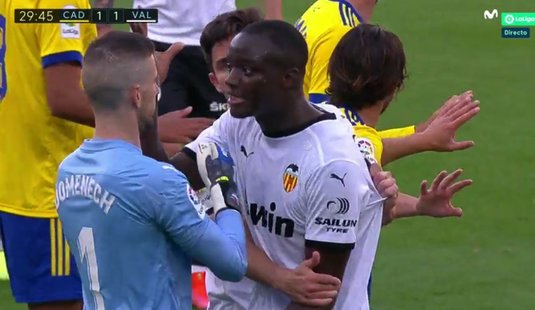 VIDEO | Scandal de rasism la meciul Cadiz - Valencia! "Liliecii" au ieşit de pe teren după ce Diakhaby a acuzat că a fost insultat de un adversar