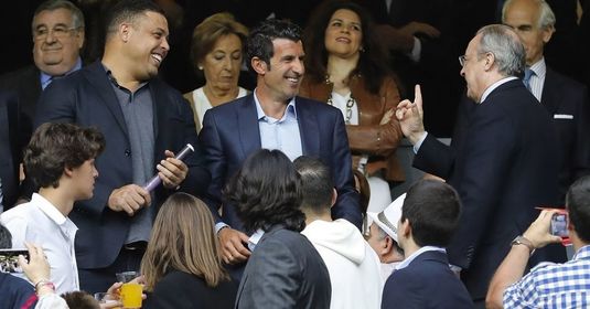 VIDEO | Luis Figo a izbucnit, la adresa unui fan Barcelona! Fostul Balon de Aur i-a arătat semne obscene suporterului